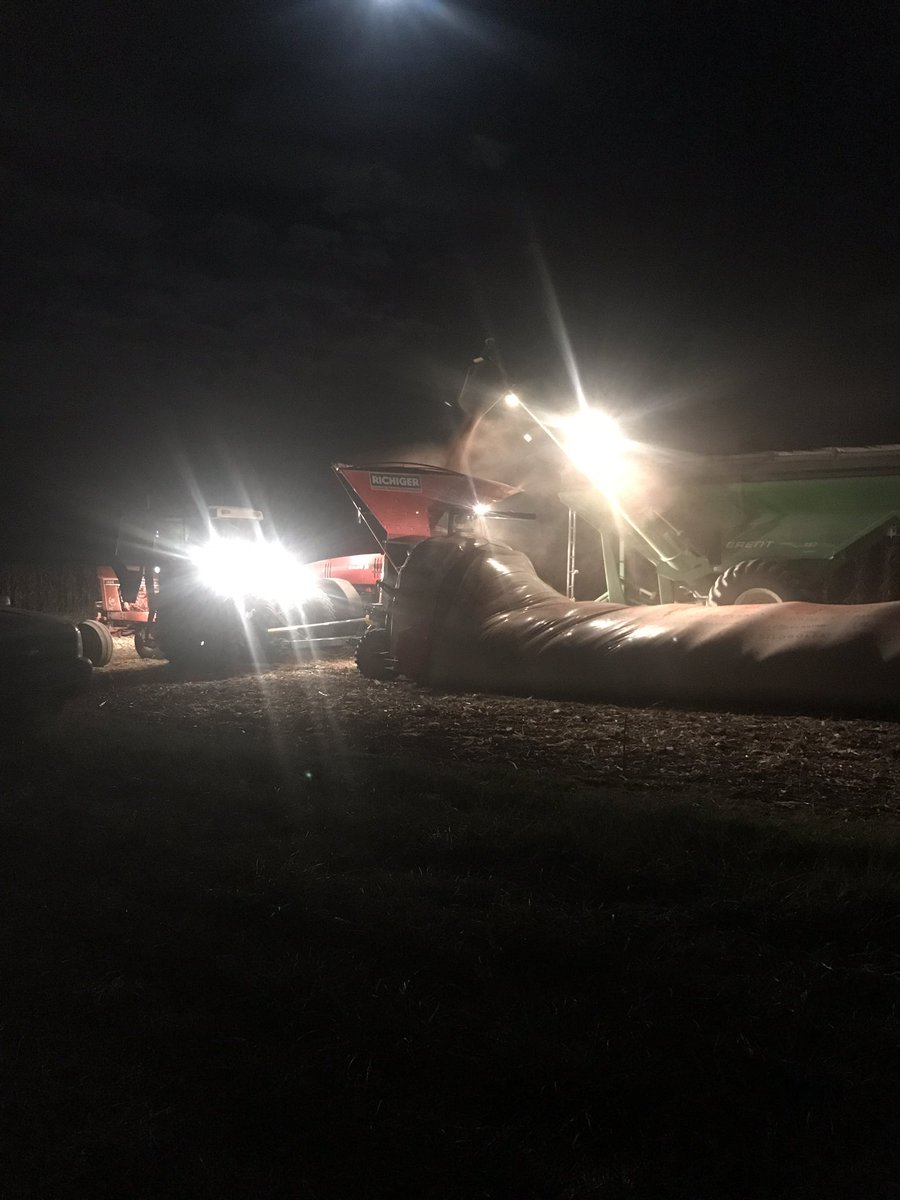 jakeasbury's tweet photo. Bagging corn in NEMO #familyfarm #farmlivesmatter #3dollarcorn #farm17 https://t.co/bSzzBJbDHs