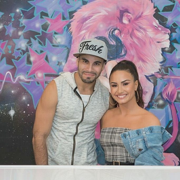 Atreyu_nyc's tweet photo. That time I met @ddlovato 
#TMYLMSigned https://t.co/UbovD3BqHZ