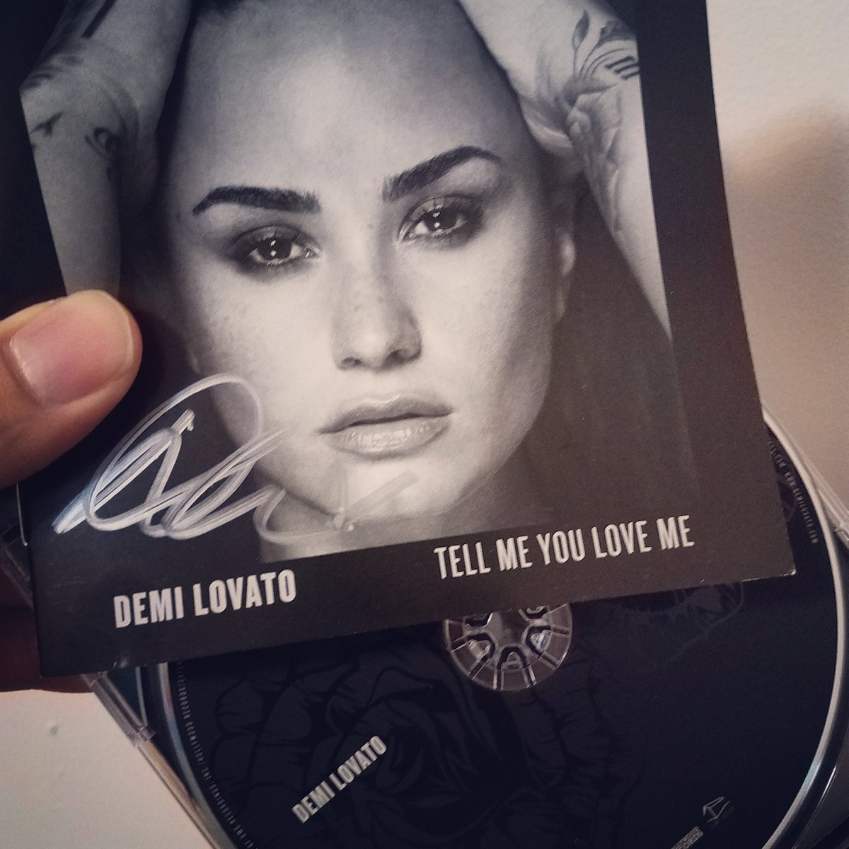 Atreyu_nyc's tweet photo. That time I met @ddlovato 
#TMYLMSigned https://t.co/UbovD3BqHZ