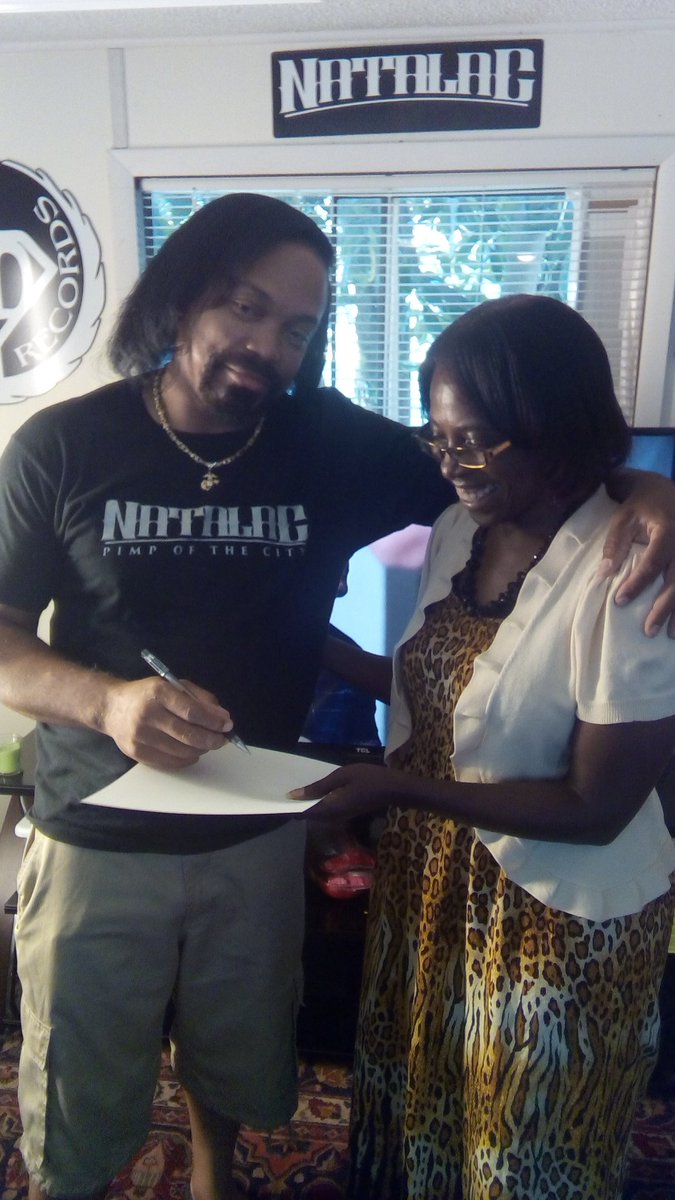 Natalac74's tweet photo. Signing Autographs in Master's Touch Hair Institute. Your Welcome Tammy, yo smile light up the room #Natalac #NatalacRecords #NatalacExpress https://t.co/khZUjYNvP1