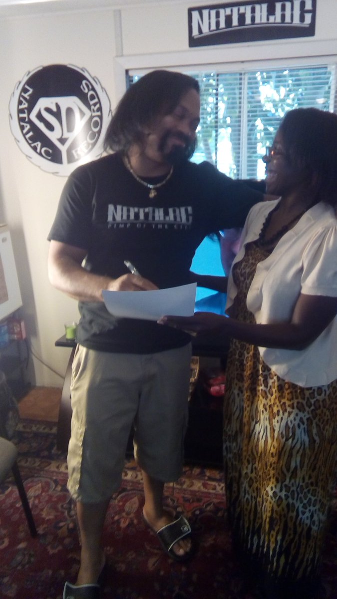 Natalac74's tweet photo. Signing Autographs in Master's Touch Hair Institute. Your Welcome Tammy, yo smile light up the room #Natalac #NatalacRecords #NatalacExpress https://t.co/khZUjYNvP1