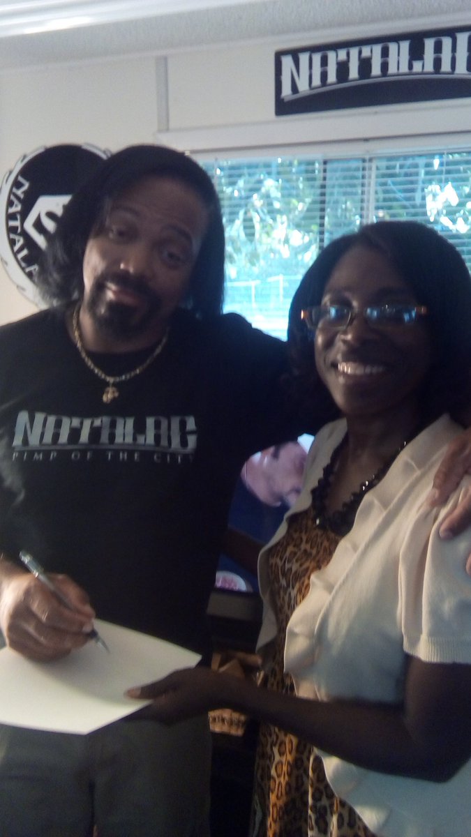 Natalac74's tweet photo. Signing Autographs in Master's Touch Hair Institute. Your Welcome Tammy, yo smile light up the room #Natalac #NatalacRecords #NatalacExpress https://t.co/khZUjYNvP1