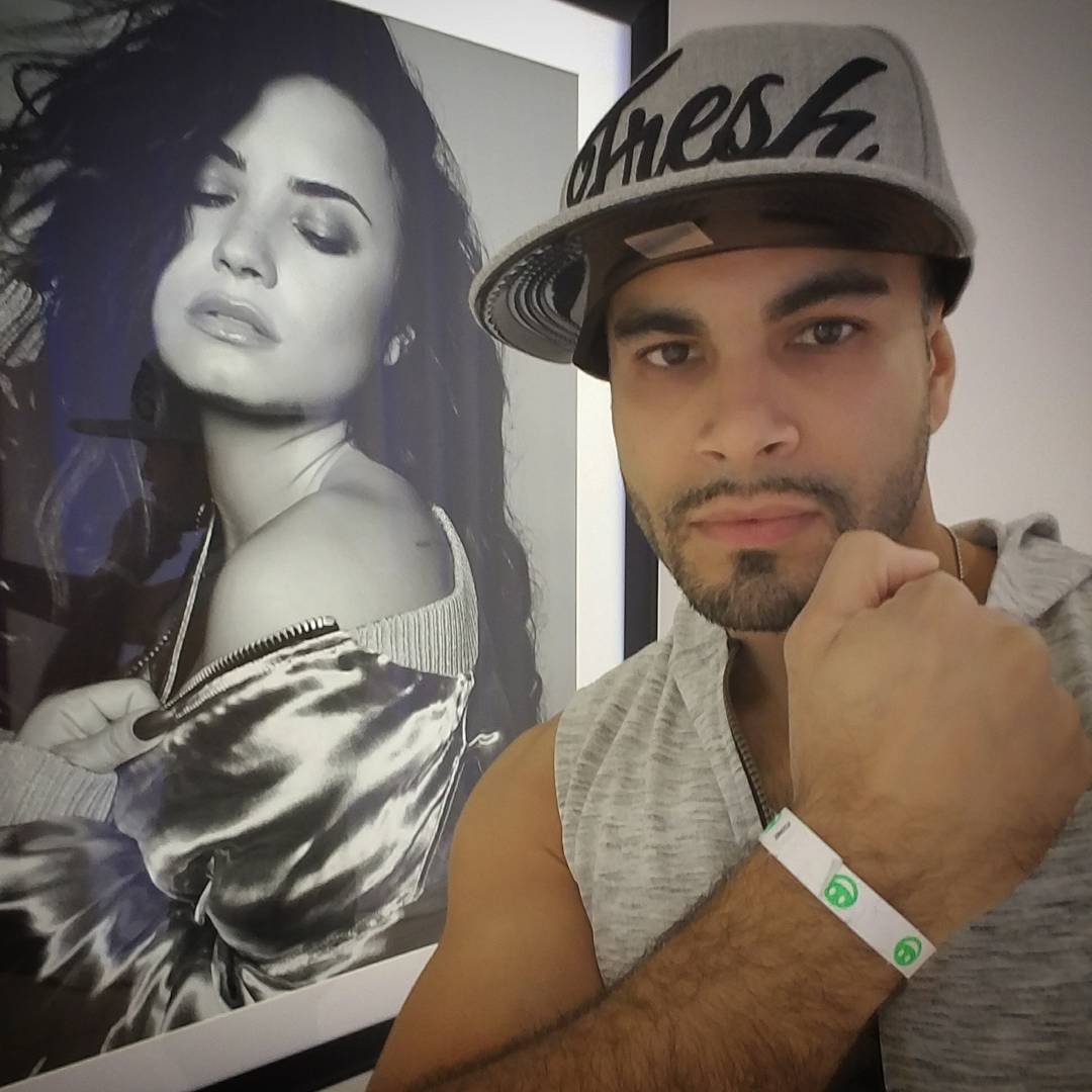 Ben_Rodriguez88's tweet photo. That time I met @ddlovato thanks to #JBLxDemi.
#TMYLMSigned #DemiLovato #TellMeYouLoveMe https://t.co/GqWUocdOnI