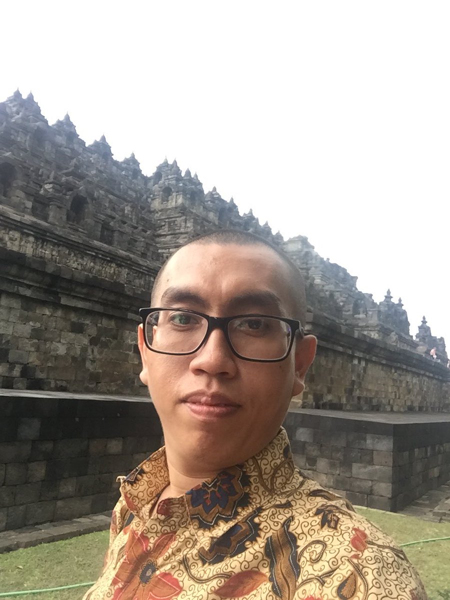 AlphaRadytia's tweet photo. Berpose Dengan Batik di Depan Candi Borobudur Sebagai Simbol Keajaiban Dunia, Hidup Indonesia!!! #BanggaBerbatik @setkabgoid https://t.co/wPtMBVH4Gu