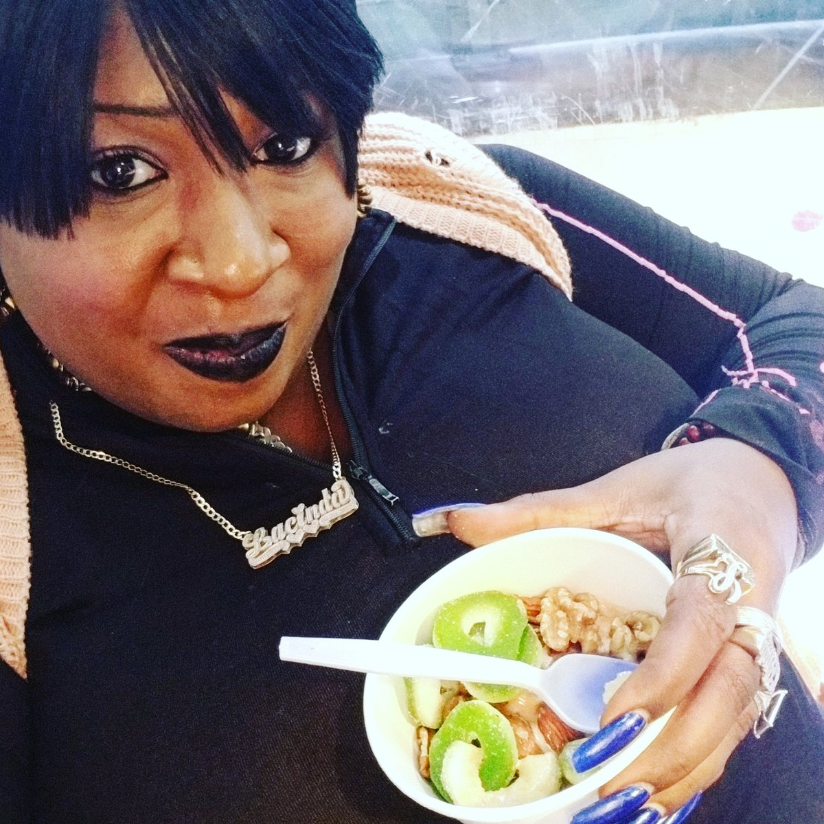 robbinslacinda's tweet photo. Omg that frozen yogurt treat was so delicious thank u #vsberry https://t.co/B1D87bNl01
