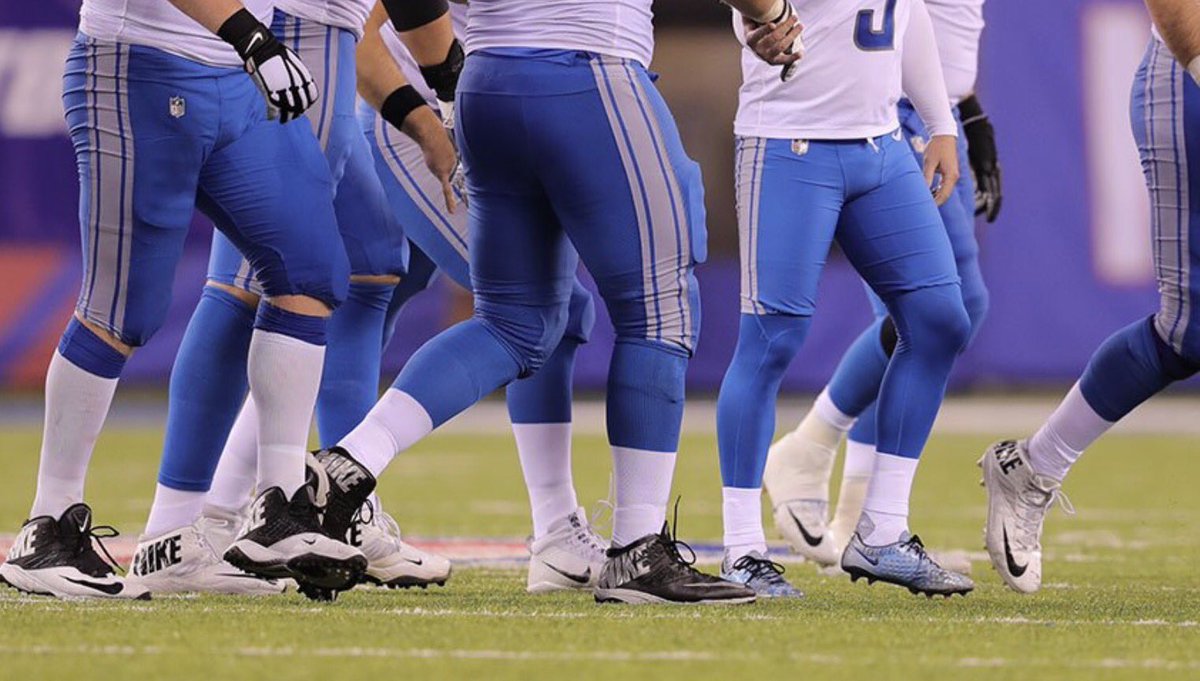 WholeNewLions's tweet image. Hate to admit it, but the blue pants are undefeated. #functionoverfashion