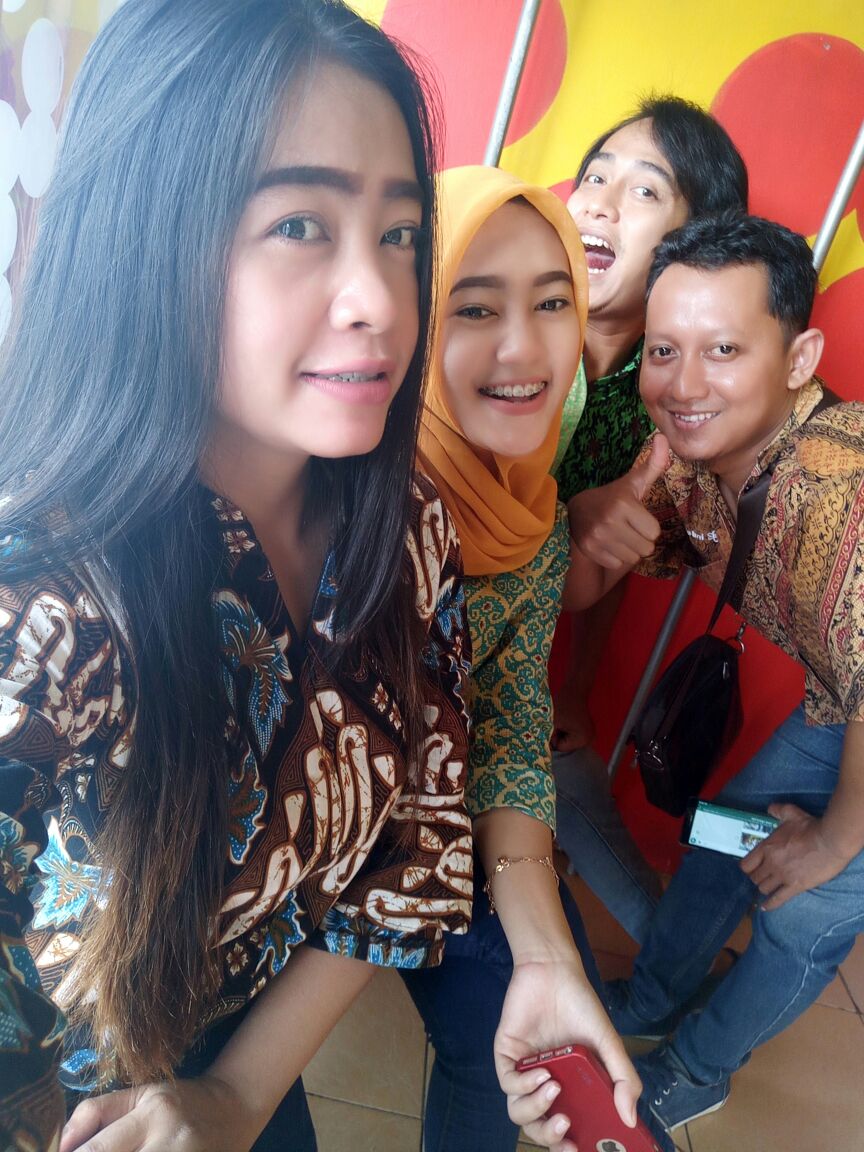 bamssoelis's tweet photo. Saya Bangga pakai batik.. #KerjaSeruIndosatOoredoo #Reg #Im3Tegal https://t.co/j0ix6y1joS