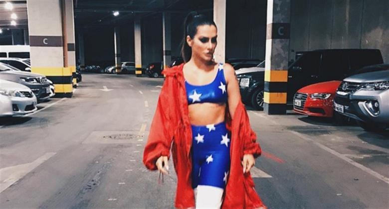 Da <a href="/RedeTV/">RedeTV!</a>: Cleo Pires vira Mulher-Maravilha em festa da Aviões do Forró trib.al/sazKHQy