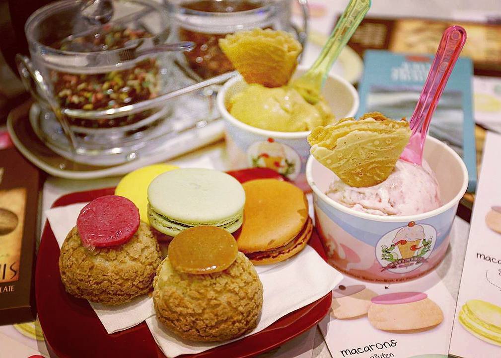 madeswarung's tweet photo. You have been busy all day,
? smile, there's nothing ice cream can't solve 🍦🍧🍨🍦Plus #macarons and #pouledeluxebali… https://t.co/Hcbmsypb7W https://t.co/jIxaTrrwVk