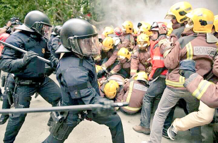 jorgerojas2022's tweet photo. No se puede ir uno a dormir sin dejar esta imagen: bomberos de Catalunya hacen escudo para proteger votantes de violencia policial española https://t.co/h9Cq9ZqvtS