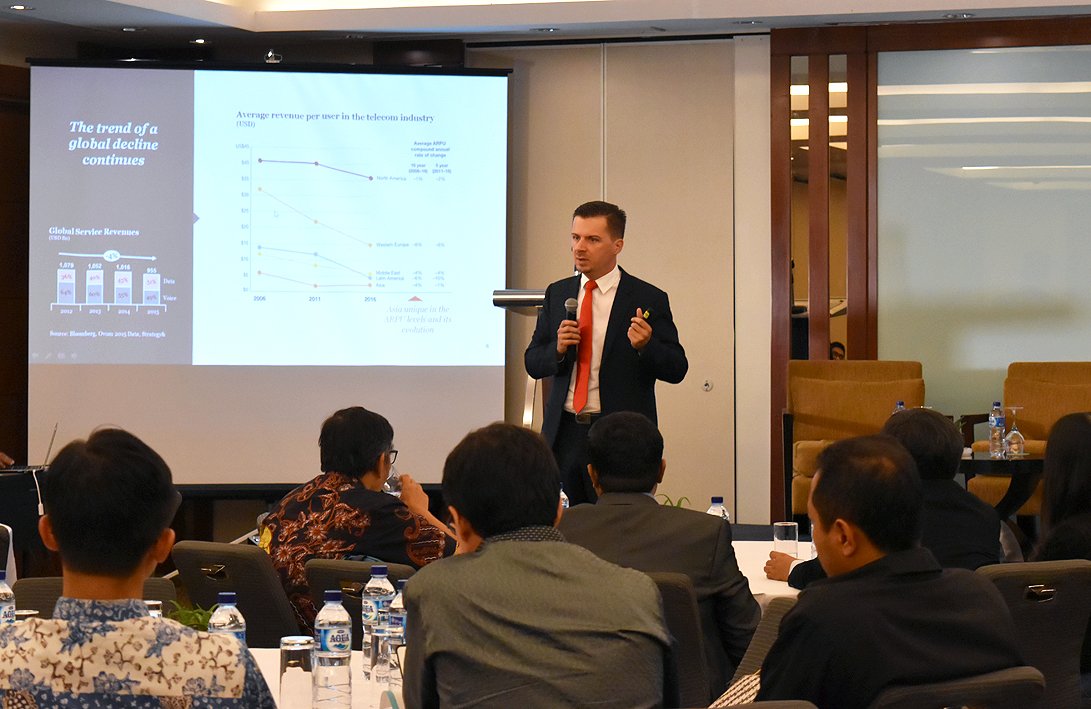Roman Nedielka of PwC Indonesia spoke in this event, discussing Telco Digital Transformation