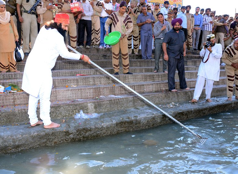 Satyagarzna's tweet photo. This is how Lacs of @derasachasauda volunteers selflessly cleaned Holy Ganga River in November 2012. #WeCleanNation https://t.co/Vn37oPCjVa https://t.co/1dAt5LQ9HW