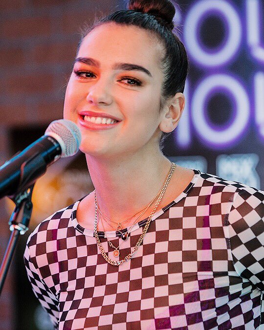 LababyCabello's tweet image. Cuando te peina tu mamá vrs te peinas tu #lupita @DUALIPA hahahahaha I Love You