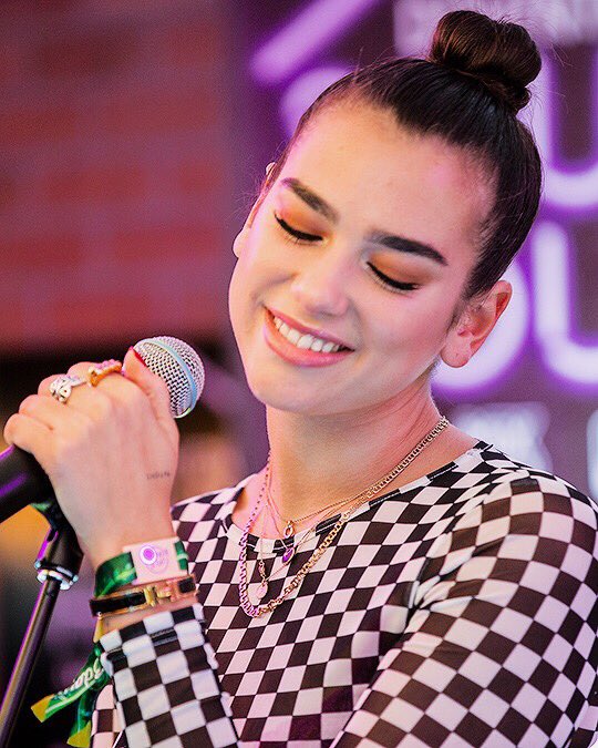 LababyCabello's tweet image. Cuando te peina tu mamá vrs te peinas tu #lupita @DUALIPA hahahahaha I Love You