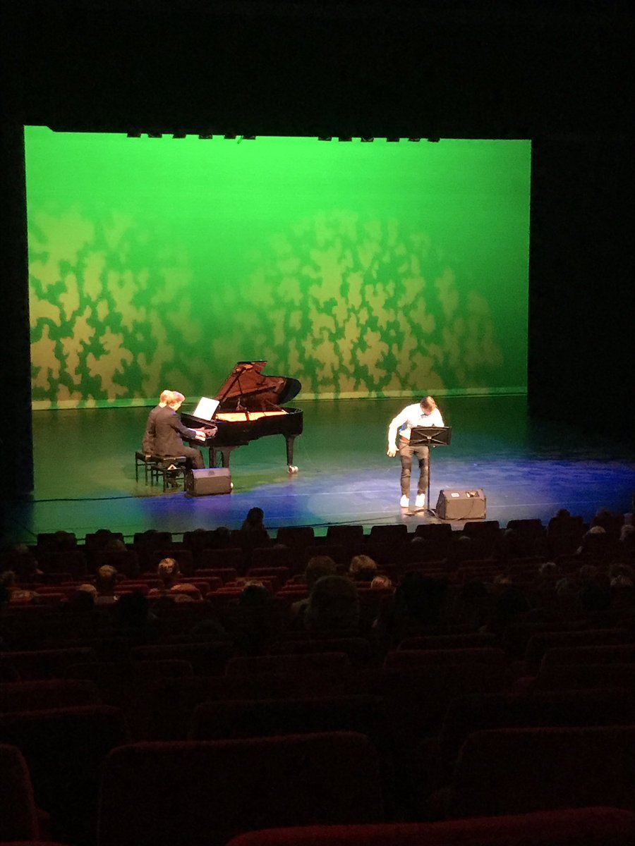 Carnaval der Dieren: groepen 5&amp;6 in oms theater luisteren ademloos naar verteller Arjan Smit en quatre mains van de gebroeders Blaak.