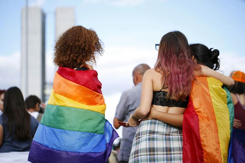 Bancada evangélica ataca de novo e pede fim de apoio cultural a LGBTs - ow.ly/rb5730fyREc