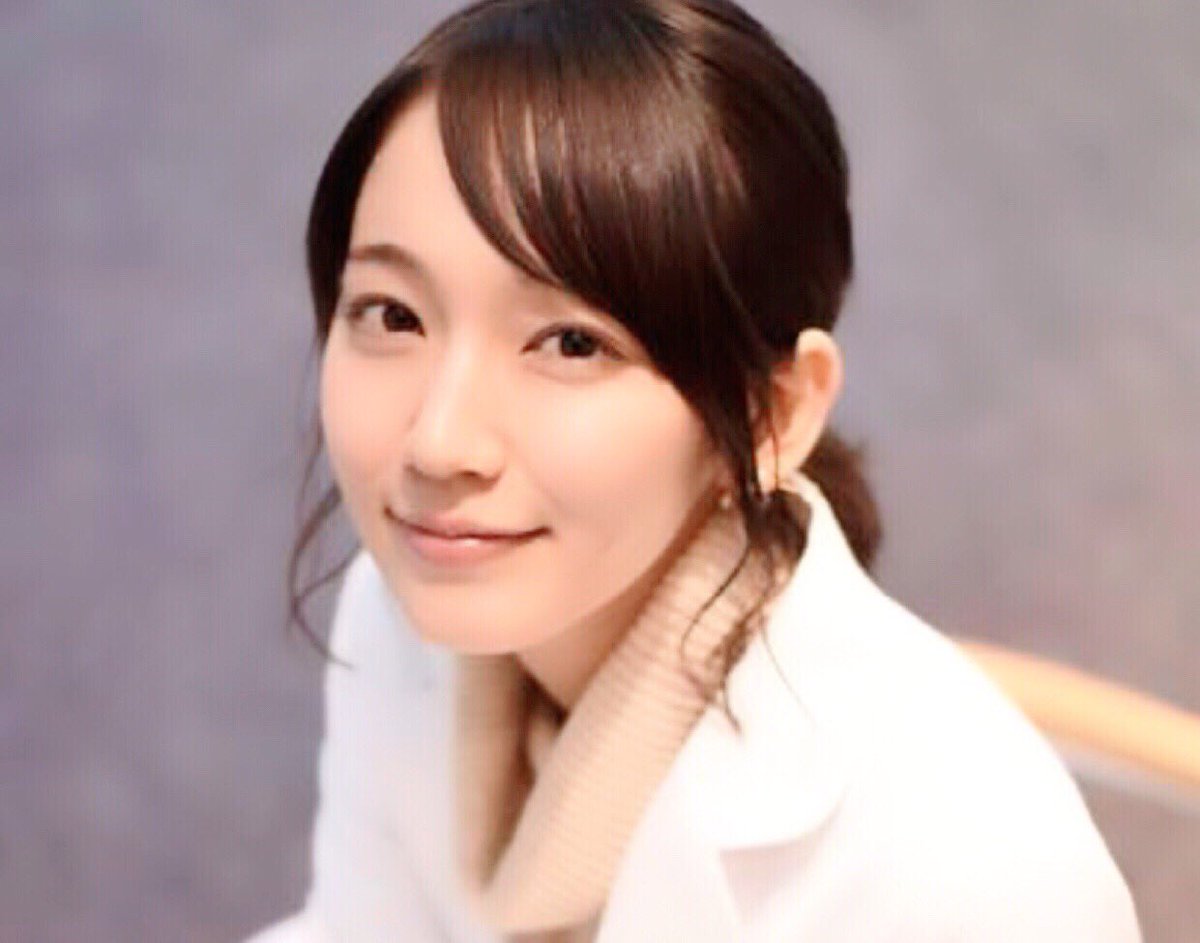 Uzivatel はつ太 Na Twitteru 同僚の女の子が 知人が吉岡里帆 さんが可愛いと言ってたと言うので 可愛いよねぇ と言ったら どこが 画像調べたけどブスだし と いやそれ違う人の写真だよ とこの4枚を 可愛いでしょ とlineで送ったら これ全部見たやつ 笑