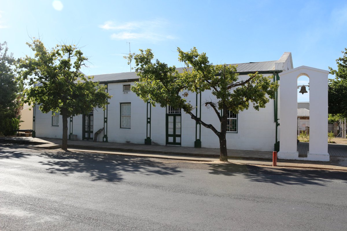 JanDanckMuseum's tweet photo. Old v.s New! Wouldn't reconstructing that veranda be grand?  #heritage 
#Proudly_Porterville
@Pville_Tourism @heritage_hwc @WeskusTourism https://t.co/ojRg9RHvJu