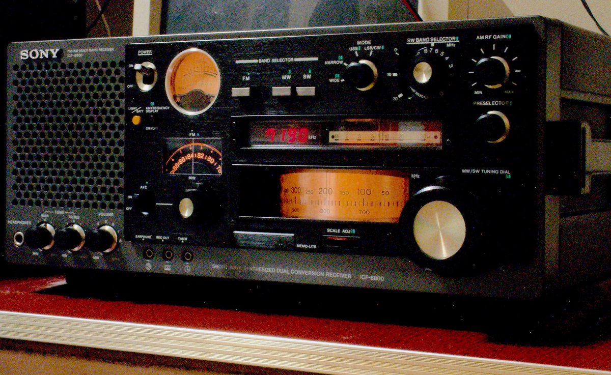 短波ラジオtimeline En Twitter スマホとradikoでラジオを聴くのもいいけど メカっぽい通信機風のラジオ で聴くのも味わいがあります 1970年代に作られた短波ラジオsony Icf 6800 まだまだ現役です