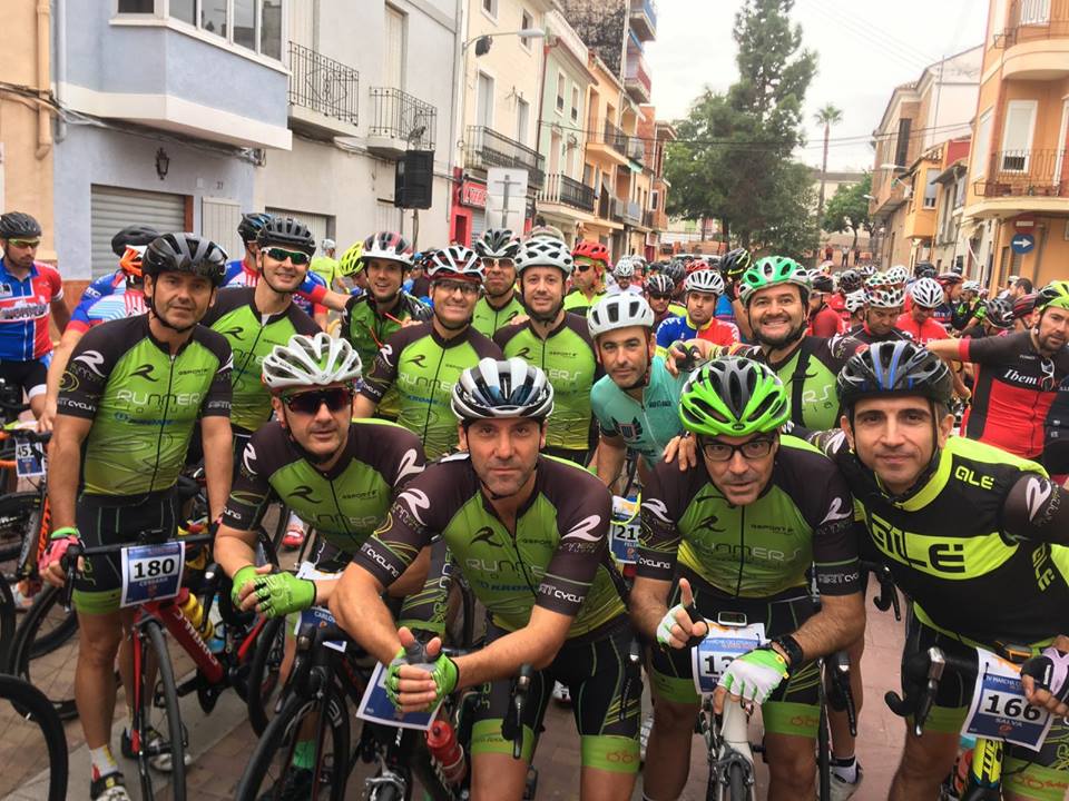 CLUB_RRT's tweet photo. Ayer también estuvimos en la marcha cicloturista de la Pobla Llarga. Y nos llevamos un jamón y vino por ser el club más numeroso.#GoRRT https://t.co/3ZogwpBed1