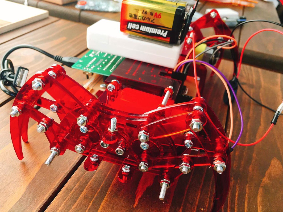 hanadojo_sabae's tweet image. カニの袋詰めなう🦀
#越前がに #ロボット