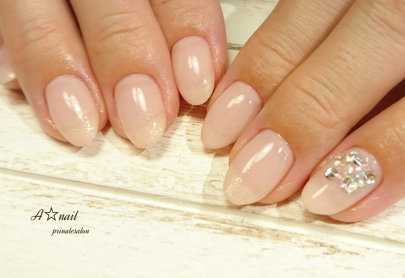 ট ইট র A Nail 爪先だけシュワシュワの上品ラメをグラデーション 薬指のスワロフスキー はトップで半埋めしてキラキラ感を損ないません ほんのり透けるセクシースキンカラー おすすめです ジェルネイル オフィスネイル スワロフスキー Maogel