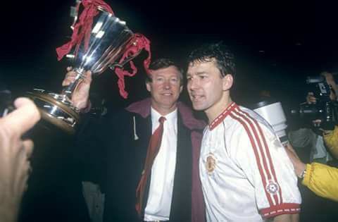 OldFootball11's tweet photo. #AlexFerguson and #BrianRobson #ManUtd with the Cup Winners Cup in 1991. 
#MUFC https://t.co/p4baSYOjzs