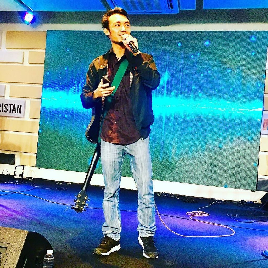 danharder's tweet photo. Go Dave! 😎#WorshipLeader #Exhorter #JoyInGiving https://t.co/YC5g5XJhAn https://t.co/J3Qc4gC7B0