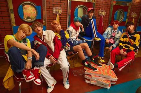suga_islife's tweet photo. Dear @netmediatama kl kt bikin #BTSonNetTv trendng worldwd.Bisakah BTSComebackShow DNA tayang di primetime?@BTS_twt https://t.co/VZUNyoe9D8