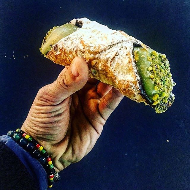 VisitSicilyOP's tweet photo. Oggi proviamo la variante al #pistacchio, che ne dite? #cannolo #pistacchio #Bronte [credits essemme https://t.co/VoxHZlNC4r ] #yummysicily https://t.co/w97Jpne10s