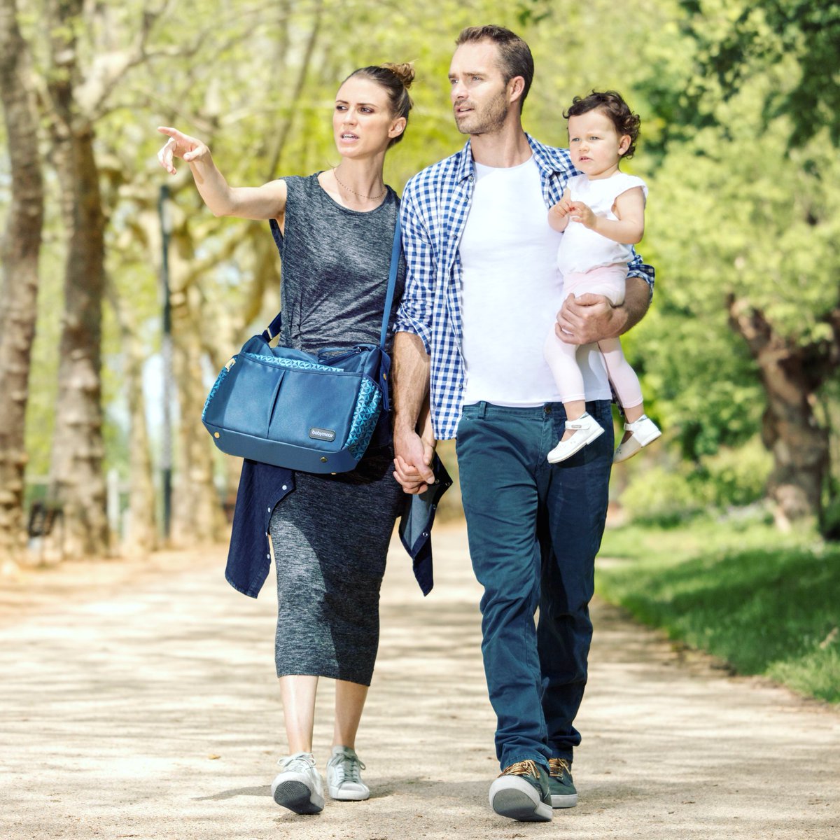 BabymoovES's tweet photo. El otoño es una estación ideal para realizar actividades al aire libre en familia 🍁🍂 #familia #otoño #airelibre #paseo #babymoov #urbanbag https://t.co/Spb1eBTiSD