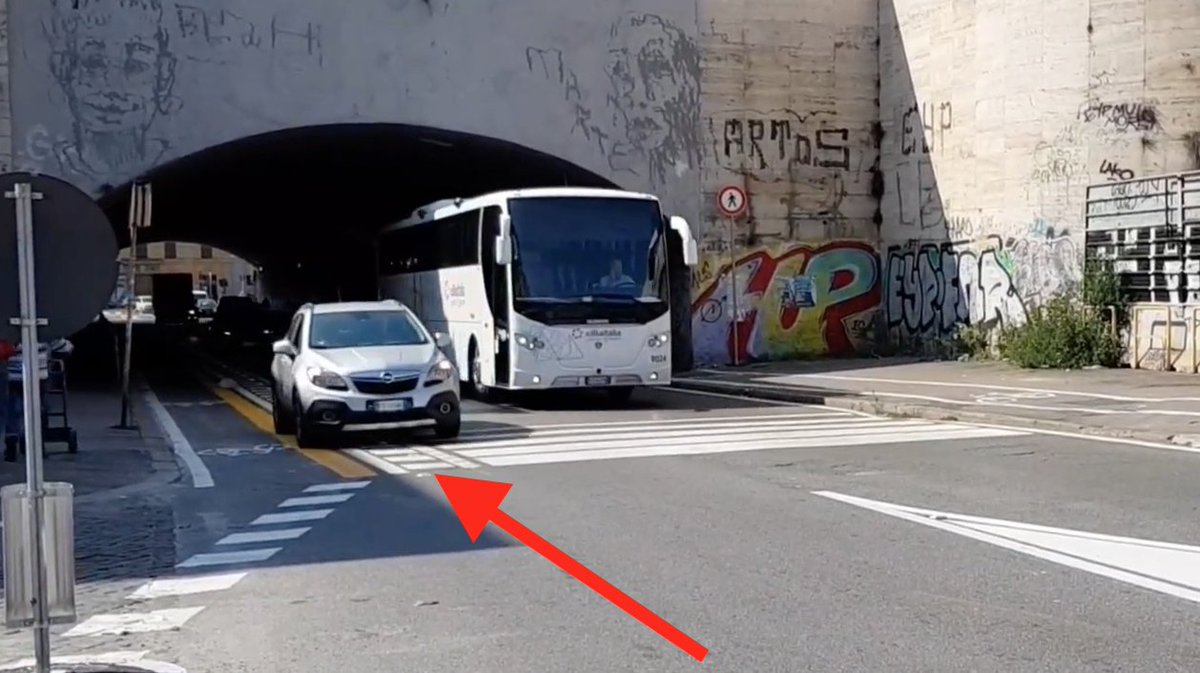 uatananz's tweet photo. Del resto "i cordoli sono pericolosi" #ciclabile #santabibiana #roma #invasa #autocrazia (via @romafaschifo) https://t.co/7aBQiV4fIz