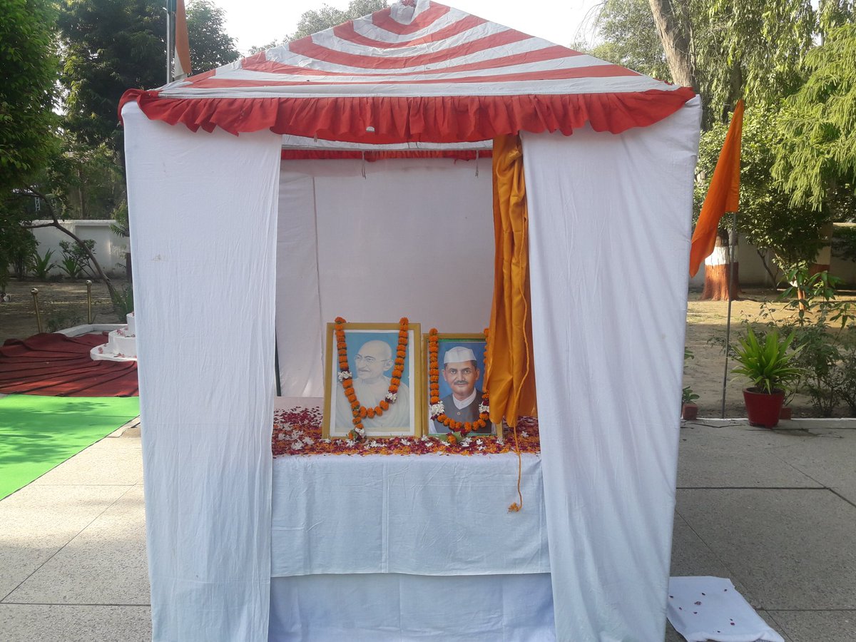 जनपद बाँदा पुलिस लाइन्स में हर्षोल्लास के साथ मनाया गया राष्ट्रपिता महात्मा गांधी जयंती पर्व। <a href="/Uppolice/">UP POLICE</a> @adgzonealld <a href="/dmbanda7531/">Dm Banda</a>