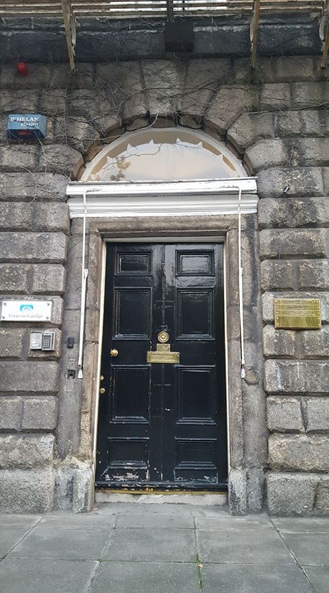 Beimid ag ceiliúradh an lá deireanach &amp; an clár beo deireanach ó Stiúideo Raidió na Life ar Chearnóg Mhuirfean inniu idir 8-9am #Bricblasta