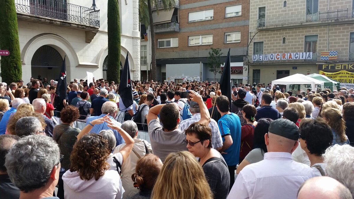 Totbadalona's tweet photo. Aquesta hora aturades a les empreses i davant del Ajuntament de #Badalona pels fets d'ahir 1 d'octubre https://t.co/JmsU5h11L5