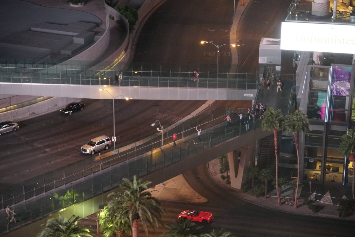 chicomark's tweet photo. #LasVegasShooting #lasvegasstrip https://t.co/IrGzMis1mE