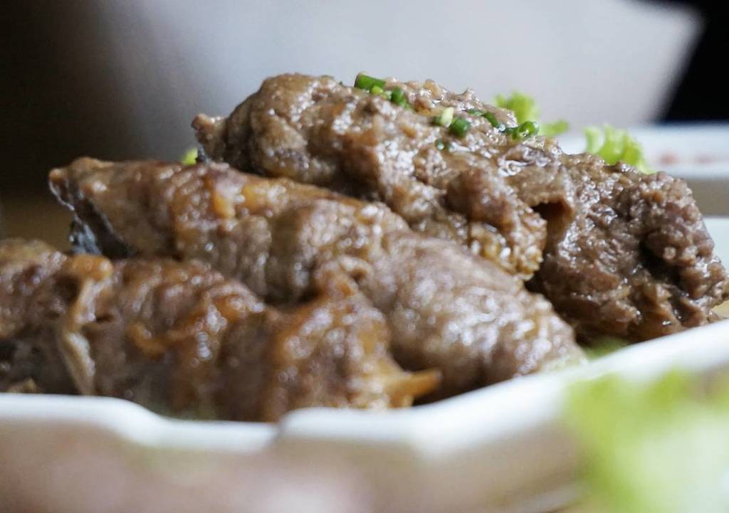 Beef Enoki Roll
.
.
.
we got a surprise for you inside ! there's enoki mushroom inside the beef roll when you bite it .
i mean .. who doesn…