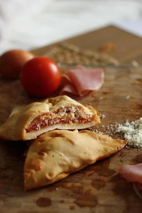 Recipay's tweet image. RECIPAY.COM - Calzone au bacon, parmesan, tomate et basilic bit.ly/2wnxCxF