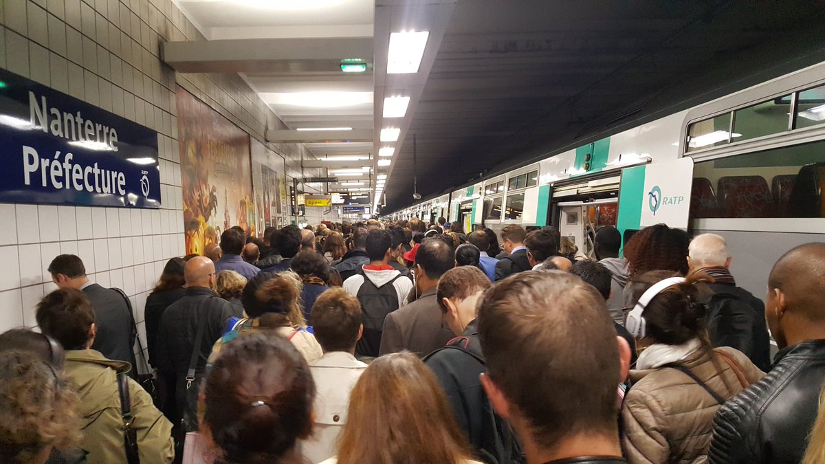 Raikwen78's tweet photo. @ClientsRATP @RER_A honteux de faire changer un rer entier de quai à Nanterre #RERA #securitezero https://t.co/3etYNcBjg1