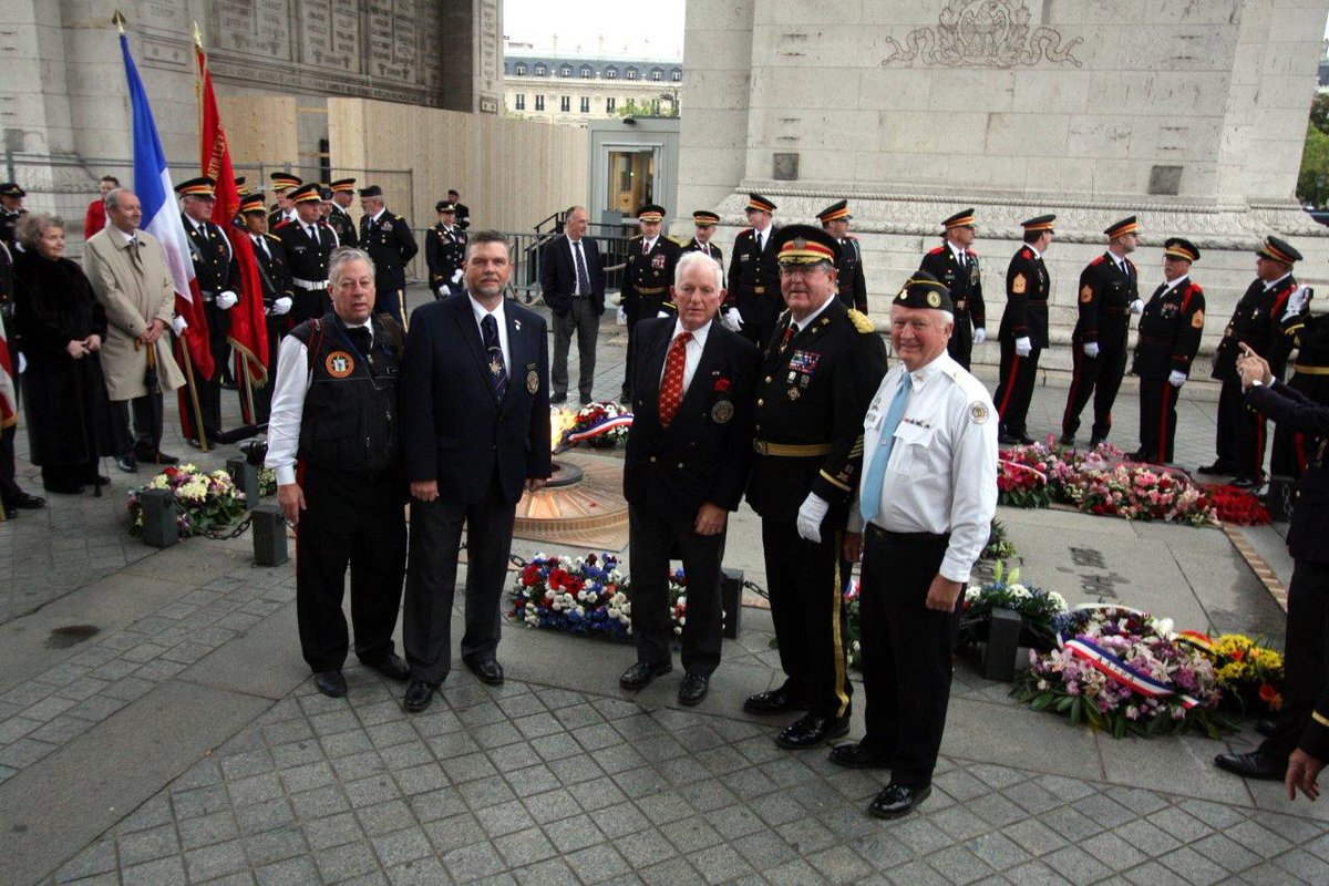 CLHMC1876's tweet photo. #CentennialLegion command staff at the #ArcDeTriomphe tomb of the unknown soldier ceremony. https://t.co/8i3X06oWDw