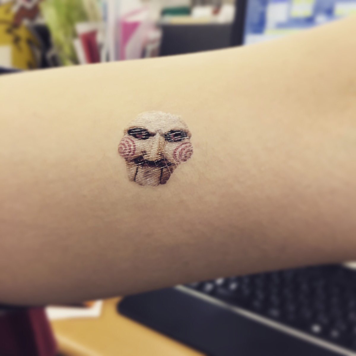 Asmik Ace Sur Twitter みんなジグソウ キャンペーン タトゥーシール貼ってみました Jigsawmovie ジグソウ プレゼントが当たるソウです T Co Qh2mplhoyf