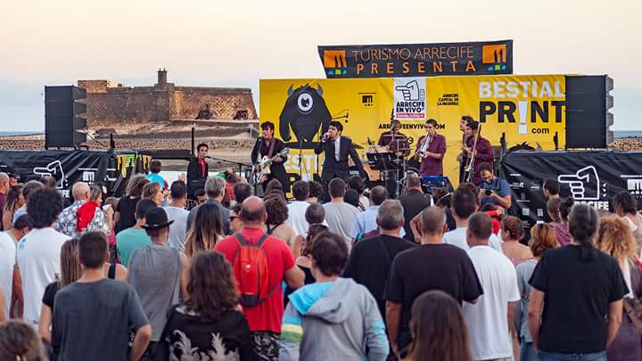 ArrecifeenVivo's tweet photo. @TheSickBoys_ swingin' and twistin' frente al Castillo de San Gabriel, en el escenario @bestial_print. ¡Cómo lo pasamos! #aev2017 😅🎶🌴 https://t.co/nGsUKEUkKL