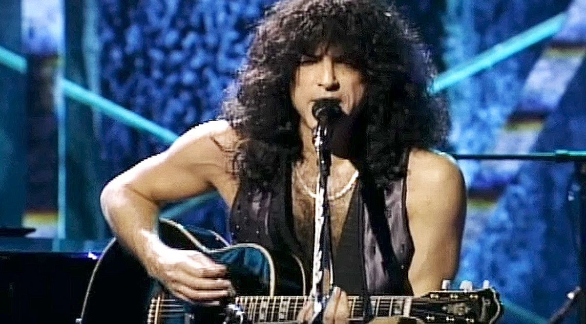 In 1995, KISS Shocked Everyone When They Picked Up Acoustic Guitars And Started Playing... buff.ly/2xOpY1v