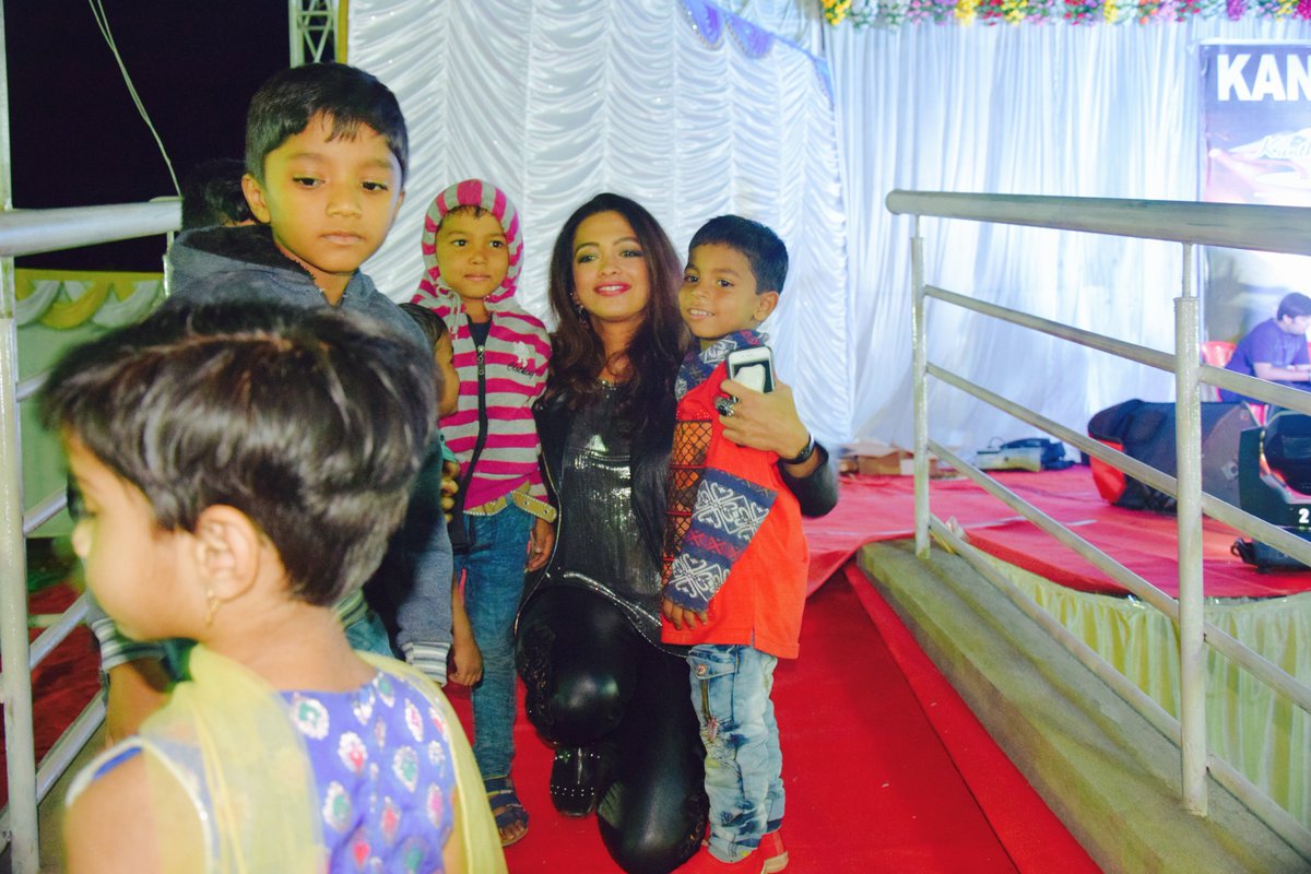 DrRamyaMohan's tweet photo. With my all-time favourite fans- the cute little ones!
#Postshowfun #Roadtrip #Music #Superfun #RamyaMohan #Soldout #Livemusic #Rock #fusion https://t.co/Wmn51IYb6T