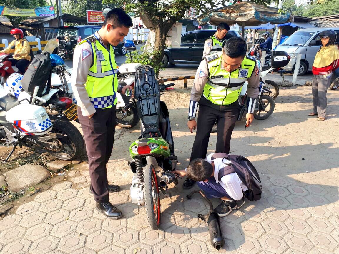 Polri lakukan penindakan terhadap Pemotor yang masih nekat gunakan knalpot bising.
