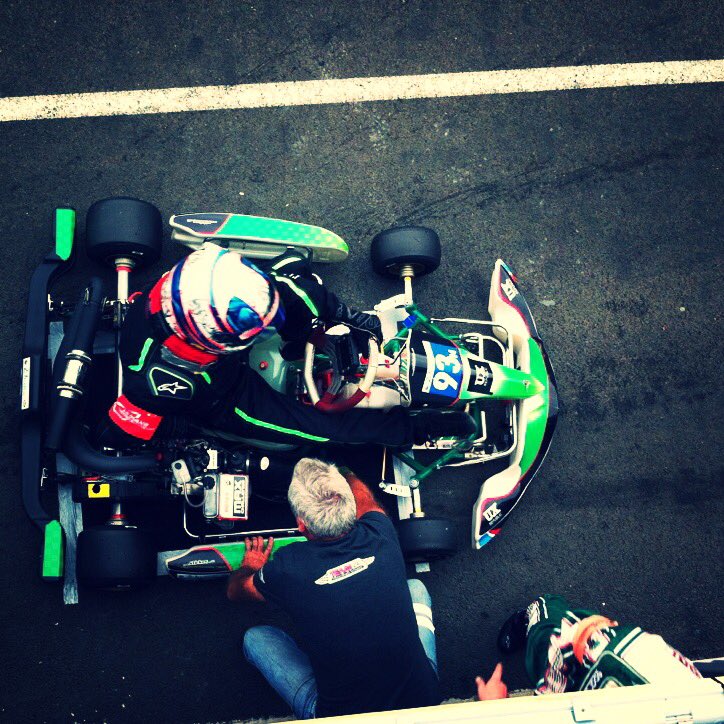 CarineWhatElse's tweet photo. Parce que @UXRepublic est un acteur de la performance, nous étions présent #24hkarting @24heuresdumans @FFSportAuto https://t.co/S3MmFc6F03