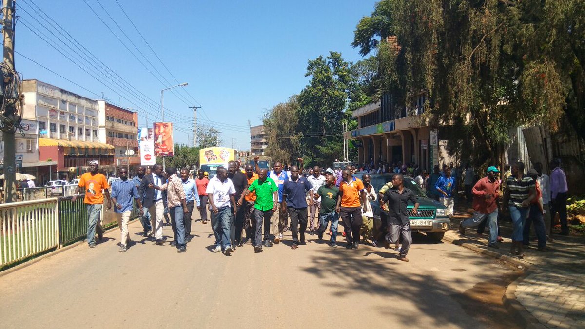 citizentvkenya's tweet image. Former Senator Bonny Khalwale leads #AntiIEBCDemos in Kakamega town before police officers dispersed crowd.