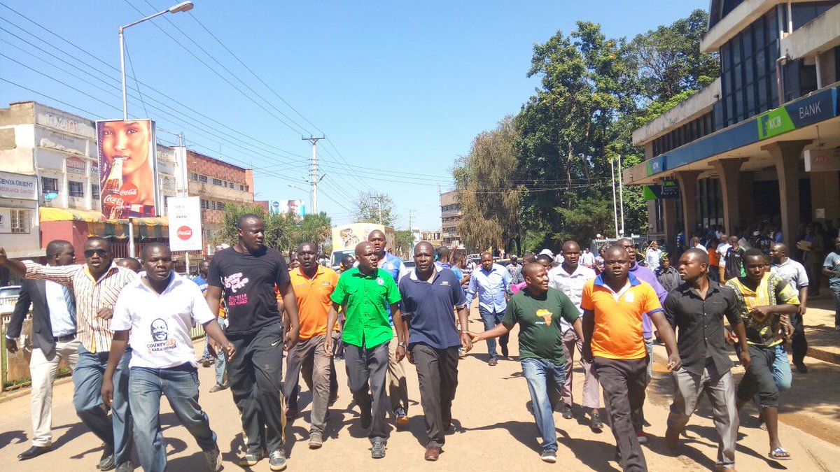 citizentvkenya's tweet image. Former Senator Bonny Khalwale leads #AntiIEBCDemos in Kakamega town before police officers dispersed crowd.