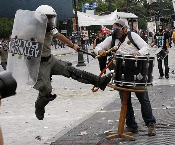 0d5909f1f9a4455's tweet photo. @Pablo_Iglesias_ @AntonioMaestre #2Oct #2OctAR #Cat2OctESP La "antiemocrática" policía de Francia, Gran Bretaña, Gran Bretaña y Grecia ¿Queréis más? https://t.co/3ZTUYYwuSQ