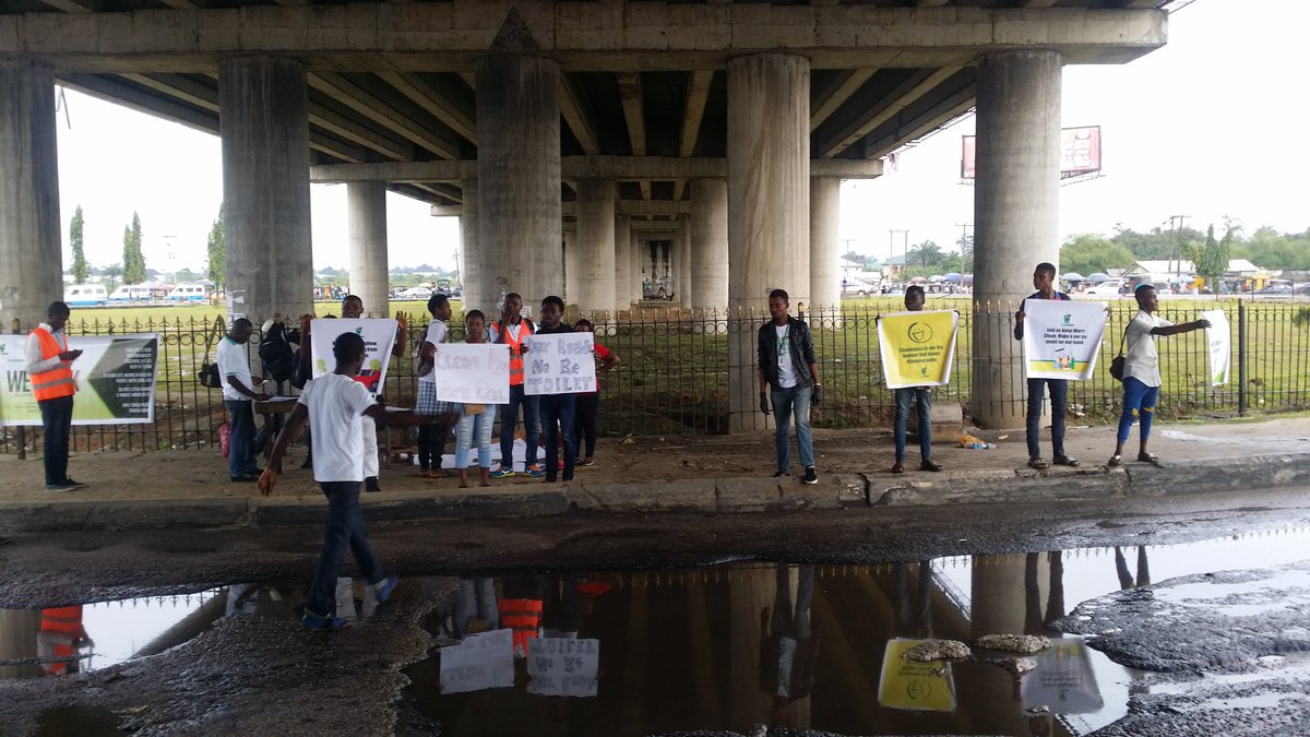 IamRukome's tweet photo. Live on the road#cleanwarri #cleanwalk17 @cleanwarri @WarriUpdate @tpudie @newwarri https://t.co/88Z8PocWEj